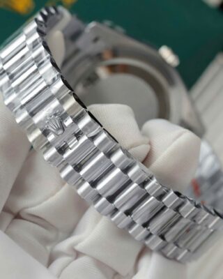 Replica Day Date Diamond Dial Diamond Bezel Presidential Bracelet