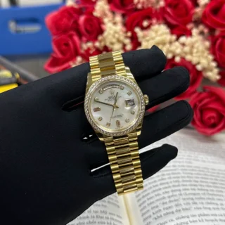 Replica Rolex Day-Date White Dial Diamond Bezel Presidential Dial