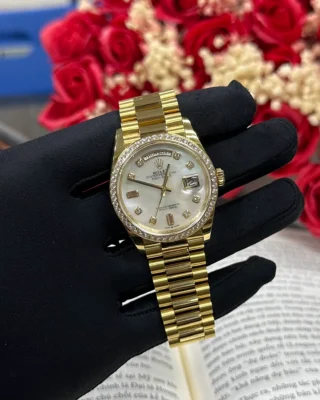 Replica Rolex Day-Date White Dial Diamond Bezel Presidential Dial