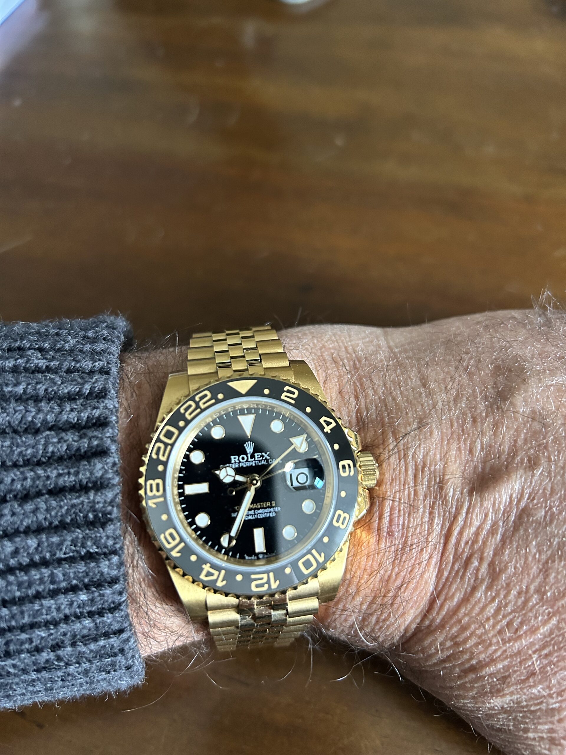 Superclone Rolex GMT-Master II 40 mm Black Dial 126718GRNR photo review